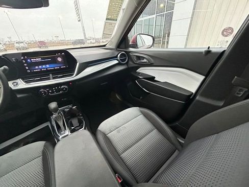 Used 2025 Chevrolet Trax LT w/ LT Convenience Package image 21