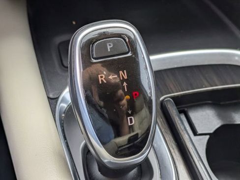 Used 2018 Buick Enclave Essence image 16