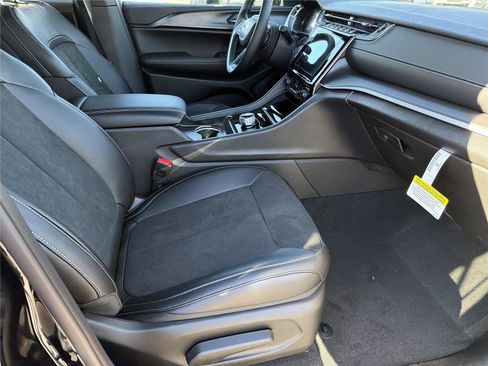 New 2025 Jeep Grand Cherokee Altitude image 15