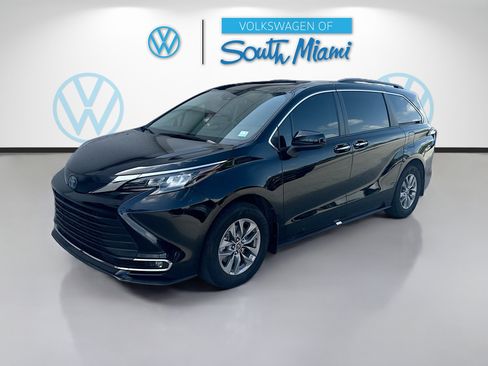 Used 2024 Toyota Sienna XLE FWD image 3
