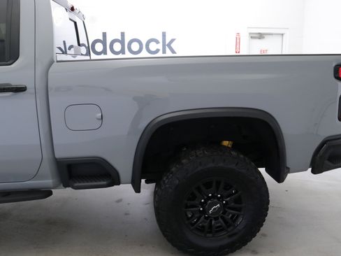 Used 2025 Chevrolet Silverado 2500 ZR2 w/ Technology Package image 5