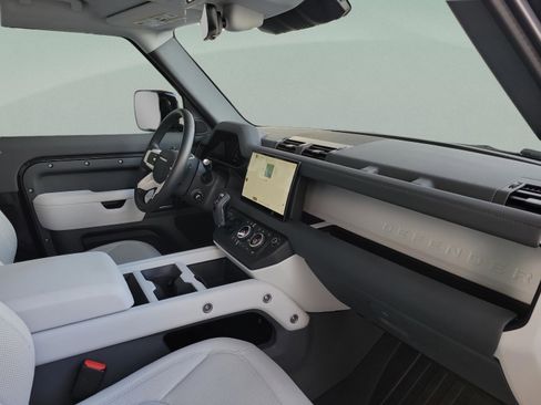 Used 2025 Land Rover Defender 90 S image 9
