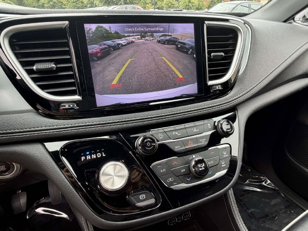 Used 2025 Chrysler Pacifica Limited FWD image 19