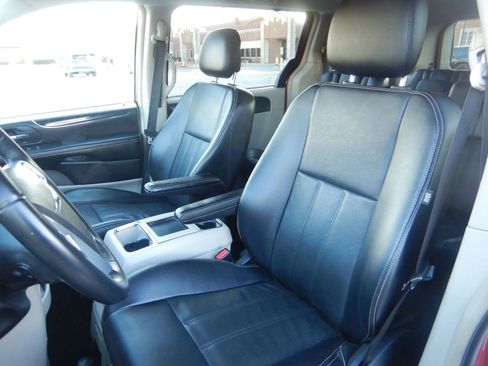 Used 2013 Chrysler Town & Country Touring-L image 12
