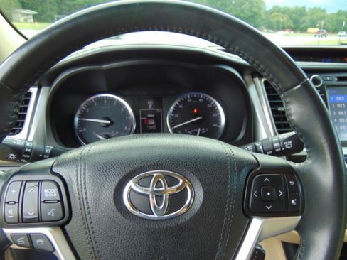 Used 2016 Toyota Highlander XLE FWD image 21