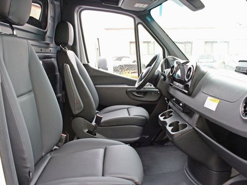 Used 2025 Mercedes-Benz Sprinter 2500 image 20