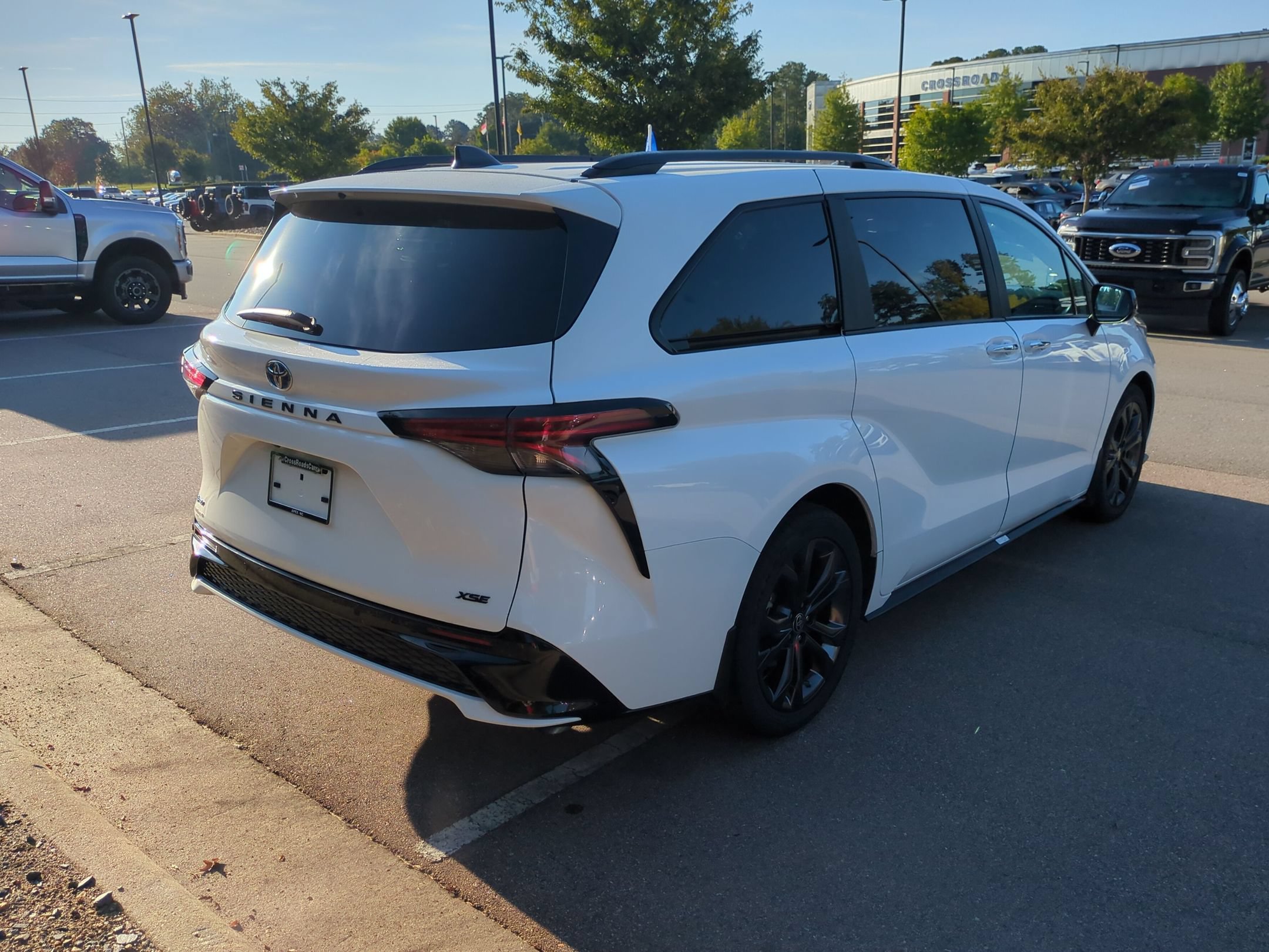 Used 2025 Toyota Sienna XSE FWD image 4