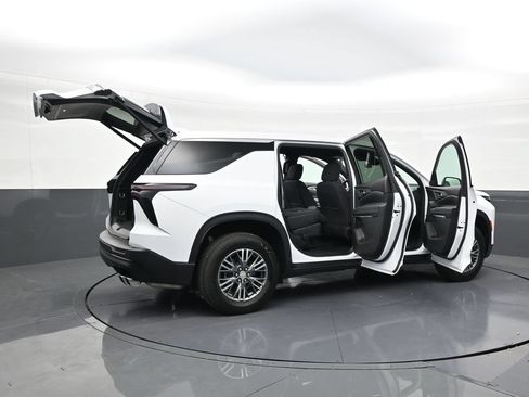 Used 2025 Chevrolet Traverse LT FWD image 25