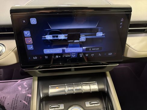 Used 2025 Lincoln Nautilus Premier AWD/4WD image 20