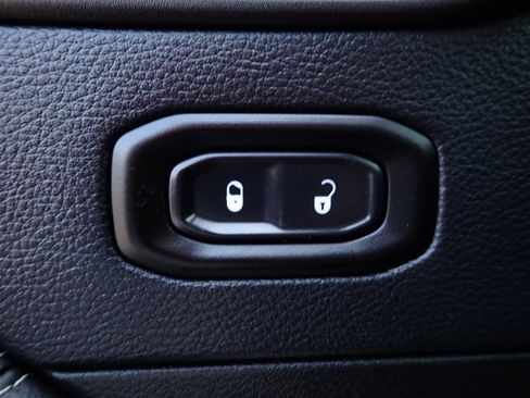 Used 2019 Jeep Wrangler Unlimited Sahara w/ Uconnect 4C Nav & Sound Group AWD/4WD image 13