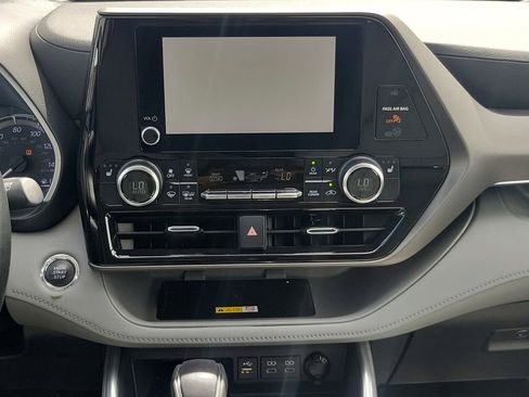 Used 2023 Toyota Highlander XLE image 17