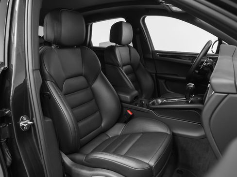 Certified 2026 Porsche Macan AWD/4WD image 23