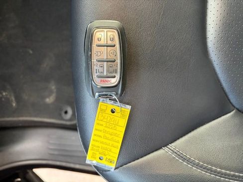 Used 2025 Chrysler Pacifica Select image 27