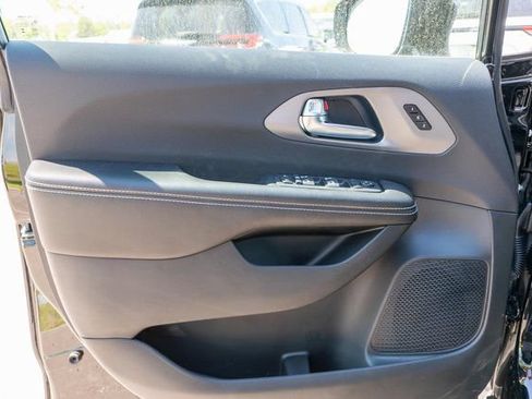 New 2027 Chrysler Pacifica Select FWD image 12