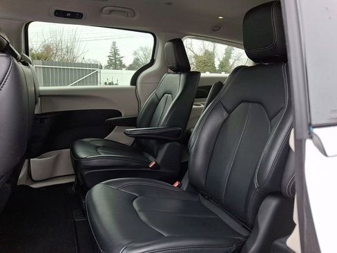 Used 2023 Chrysler Pacifica Touring-L image 10