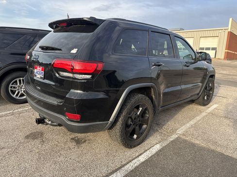 Used 2019 Jeep Grand Cherokee Laredo RWD image 3