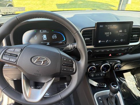 Used 2026 Hyundai Venue SEL FWD image 18