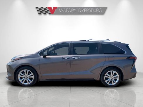 Used 2024 Toyota Sienna Platinum FWD image 7