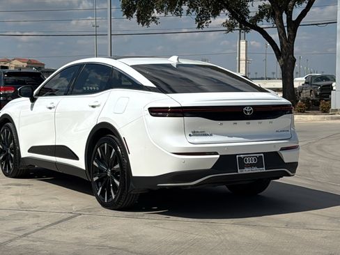 Used 2025 Toyota Crown Platinum image 5