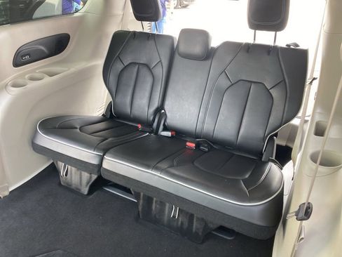 Used 2023 Chrysler Pacifica Limited FWD image 14