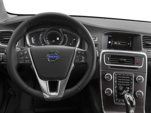 Used 2018 Volvo V60 T5 Cross Country AWD/4WD image 2