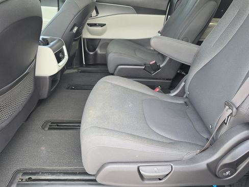 Used 2024 Kia Carnival LX FWD image 8