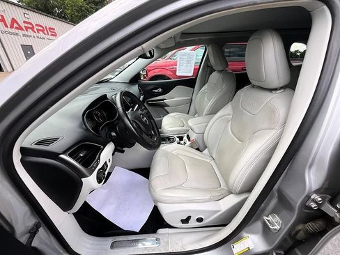 Used 2019 Jeep Cherokee Limited w/ Luxury Group AWD/4WD image 15