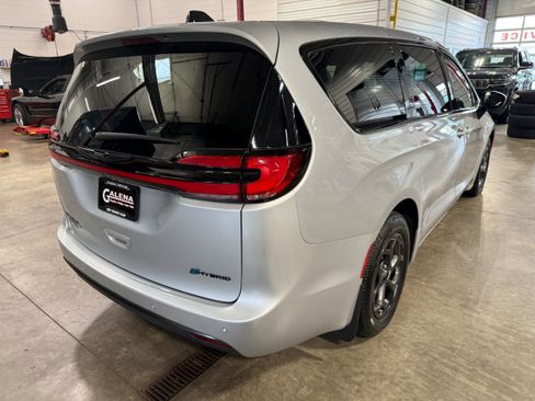 Used 2023 Chrysler Pacifica Touring-L w/ S Appearance Package FWD image 19