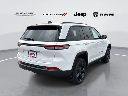 New 2025 Jeep Grand Cherokee Altitude image 3