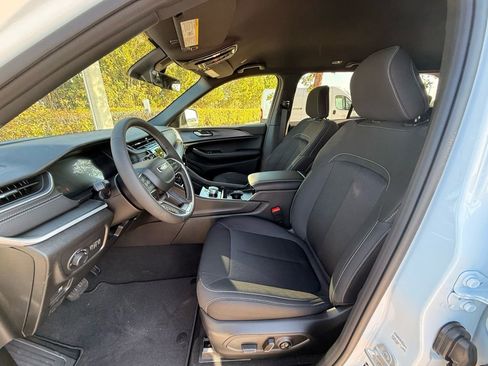 New 2026 Jeep Grand Cherokee Laredo image 9