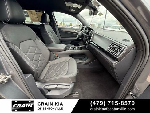 Used 2025 Volkswagen Atlas Cross Sport SE image 29
