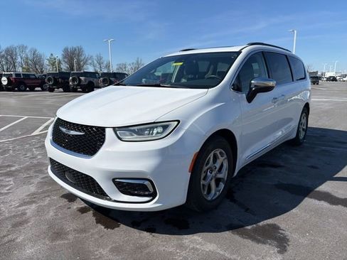 Used 2023 Chrysler Pacifica Limited image 2