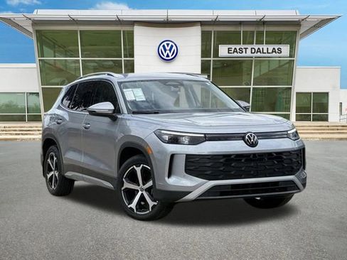 Used 2025 Volkswagen Tiguan SE image 1