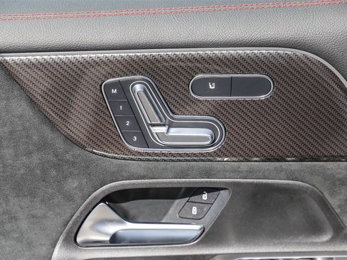 Used 2024 Mercedes-Benz GLB 250 4MATIC image 25