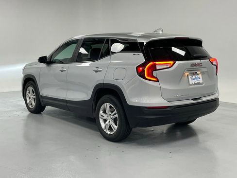 Used 2022 GMC Terrain SLE image 3