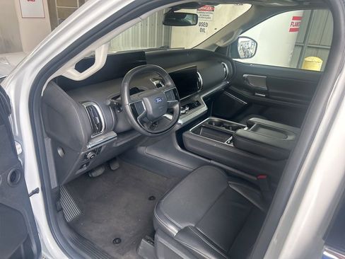 Used 2025 Ford Expedition Platinum w/ Driver's Package image 2