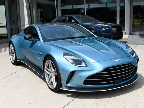 Used 2025 Aston Martin V8 Vantage Coupe RWD image 3