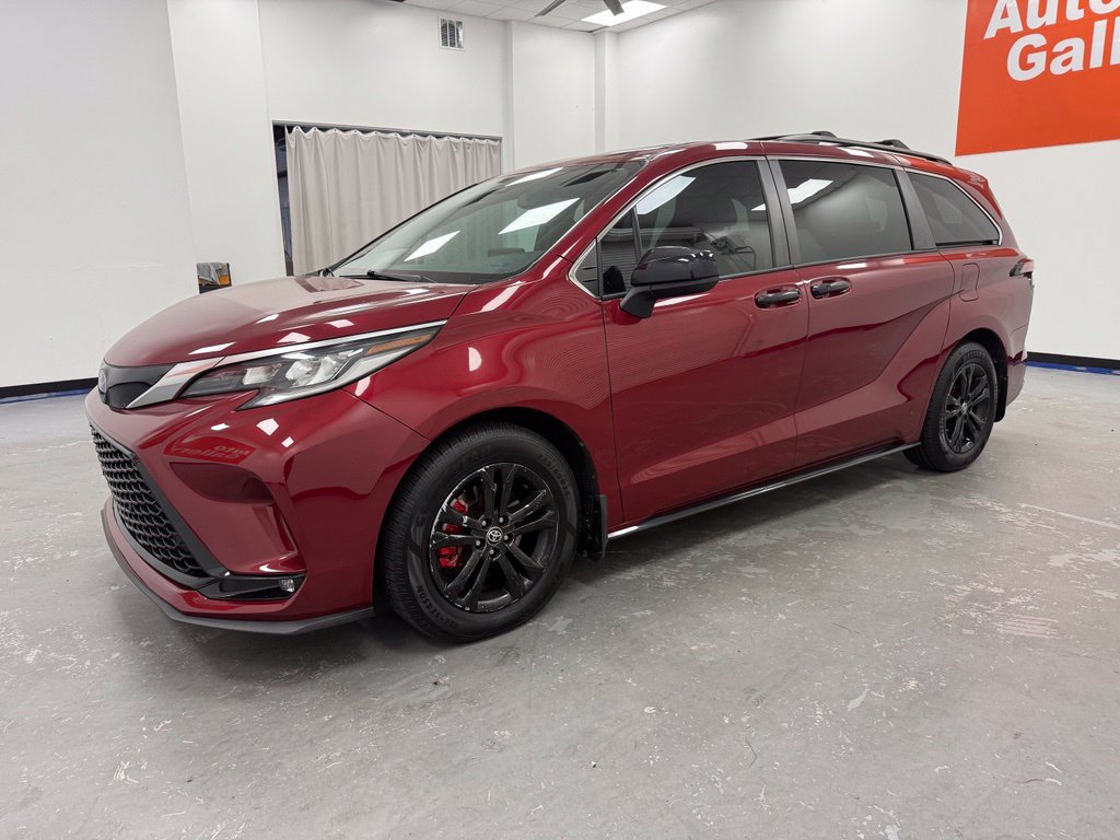 Used 2022 Toyota Sienna XSE w/ XSE Plus Package AWD/4WD image 4