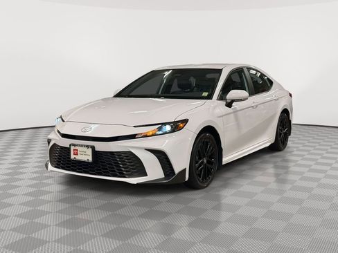 Used 2025 Toyota Camry SE image 3