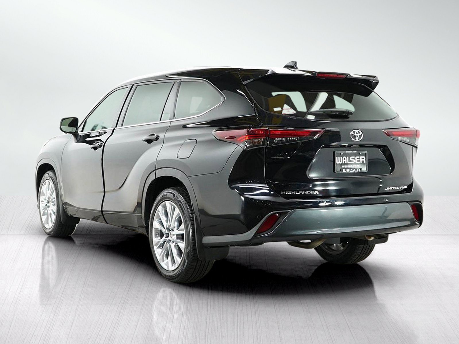 Used 2024 Toyota Highlander Limited AWD/4WD image 5