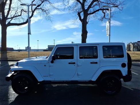 Used 2015 Jeep Wrangler Unlimited Sahara image 4