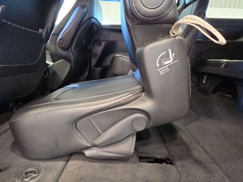 Used 2026 Chrysler Pacifica Select FWD image 33