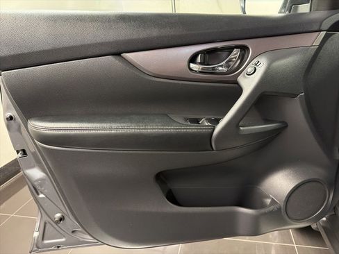 Used 2016 Nissan Rogue SV AWD/4WD image 25