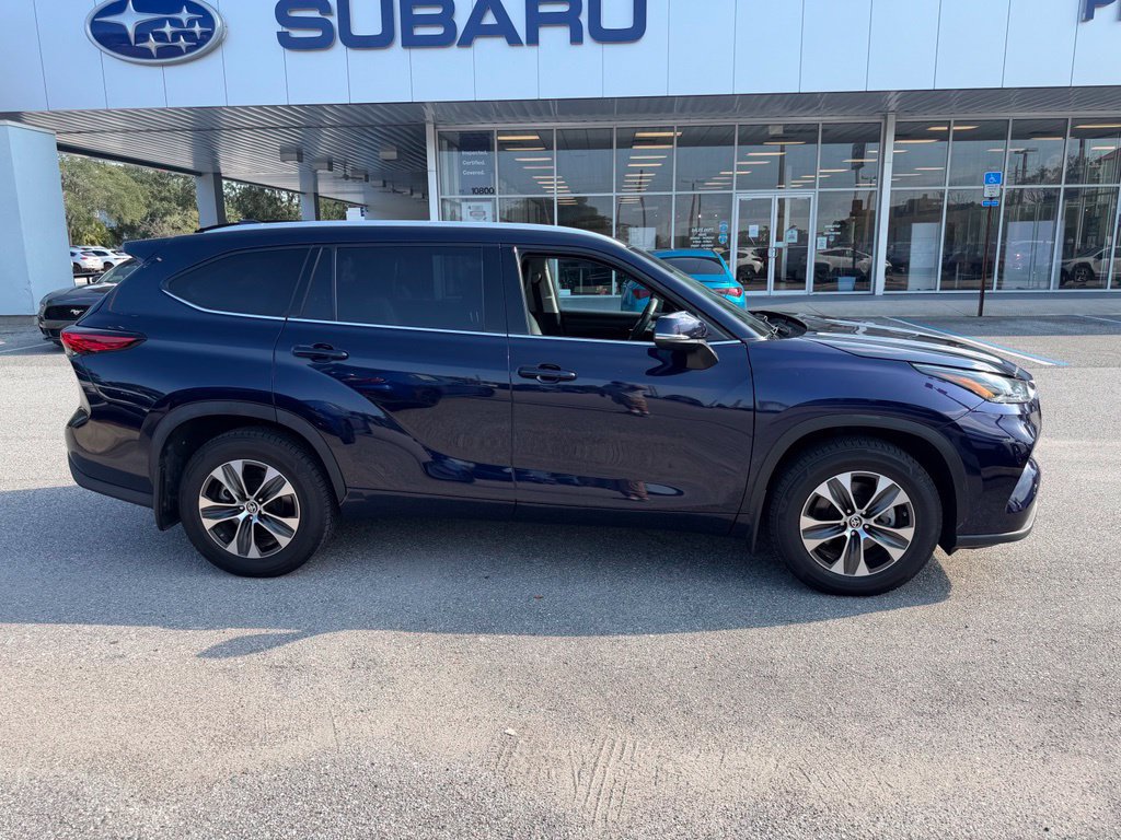 Used 2022 Toyota Highlander XLE AWD/4WD image 2