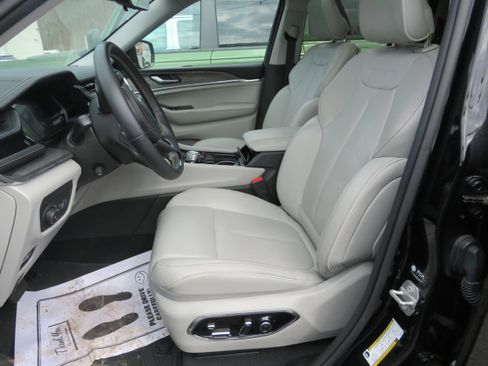 Used 2023 Jeep Grand Cherokee Overland w/ Adv Protech Group III image 12