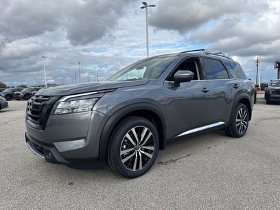 New 2025 Nissan Pathfinder Platinum w/ Black Appearance Package