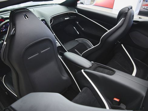 Used 2024 Ferrari Roma Spider image 23