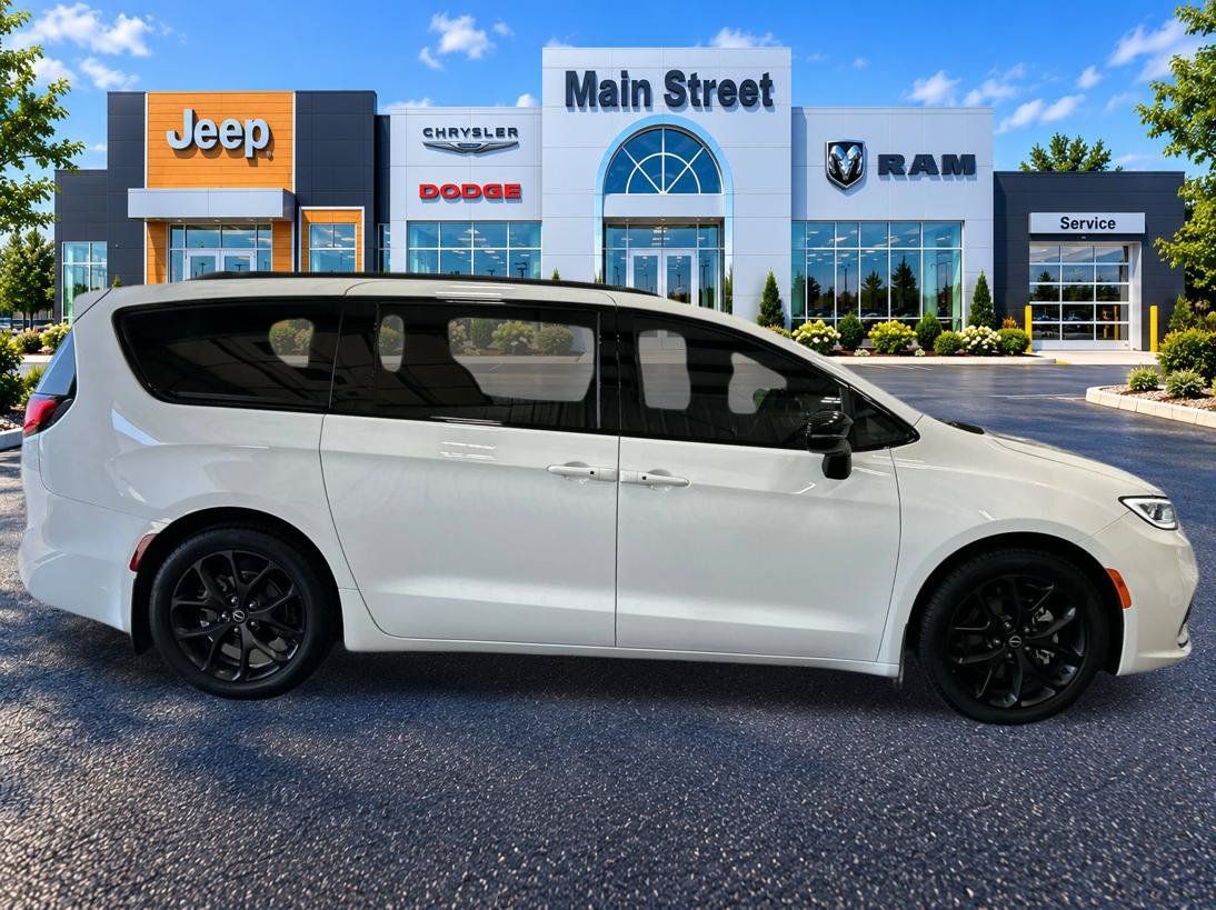 Used 2026 Chrysler Pacifica Select w/ S Appearance Package FWD image 6