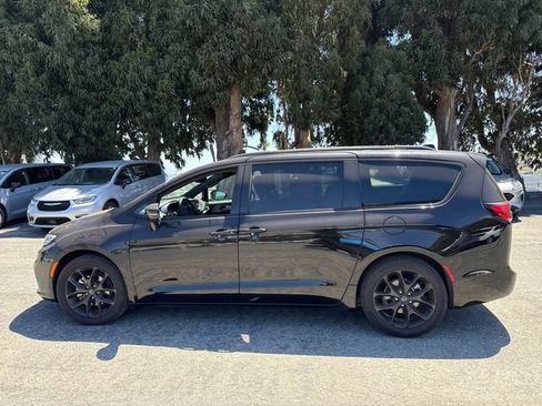 Used 2026 Chrysler Pacifica Limited w/ S Appearance Package FWD image 8