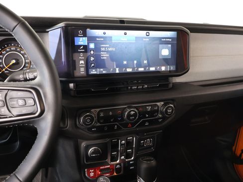 Used 2025 Jeep Gladiator Sport AWD/4WD image 5
